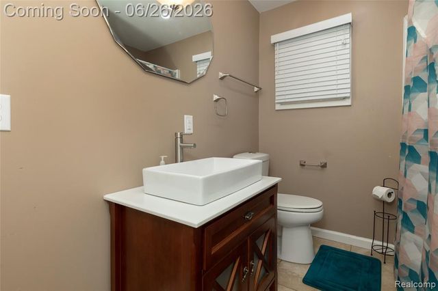 22400 Leewright Avenue, Southfield, MI 48033