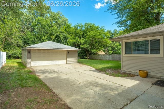 22400 Leewright Avenue, Southfield, MI 48033