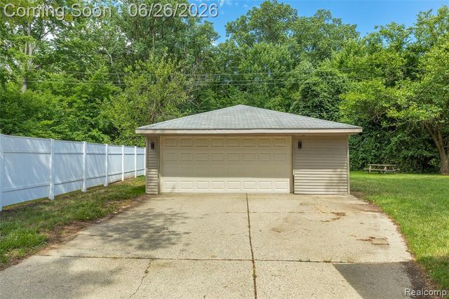 22400 Leewright Avenue, Southfield, MI 48033