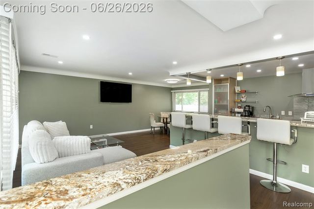 22400 Leewright Avenue, Southfield, MI 48033