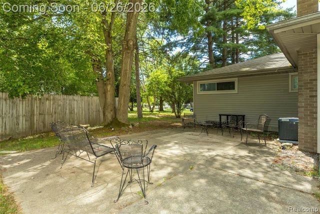 22400 Leewright Avenue, Southfield, MI 48033