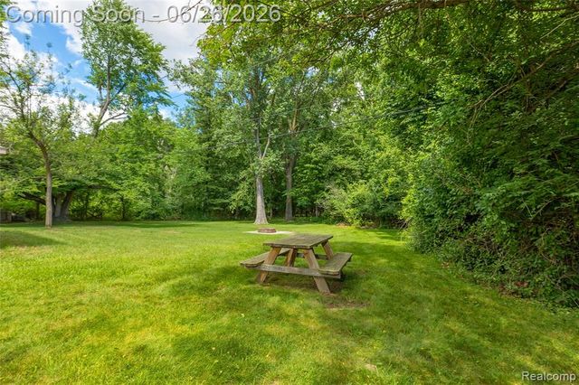 22400 Leewright Avenue, Southfield, MI 48033