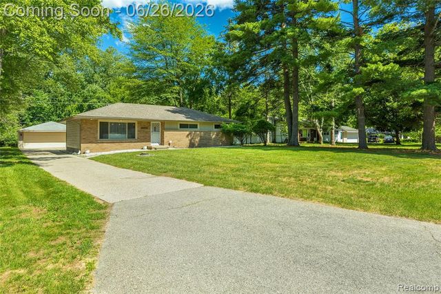 22400 Leewright Avenue, Southfield, MI 48033