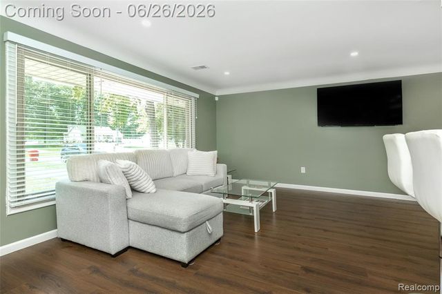 22400 Leewright Avenue, Southfield, MI 48033