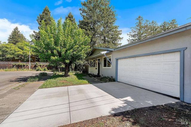3013 Mono Dr, Santa Rosa, CA 95403