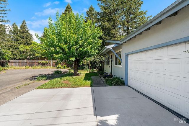 3013 Mono Dr, Santa Rosa, CA 95403