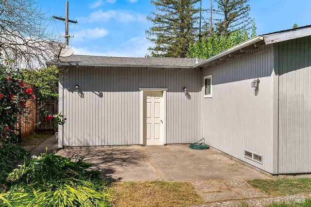 3013 Mono Dr, Santa Rosa, CA 95403