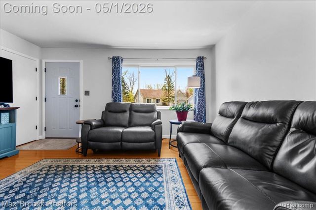 1165 Annjo Street, Walled Lake, MI 48390