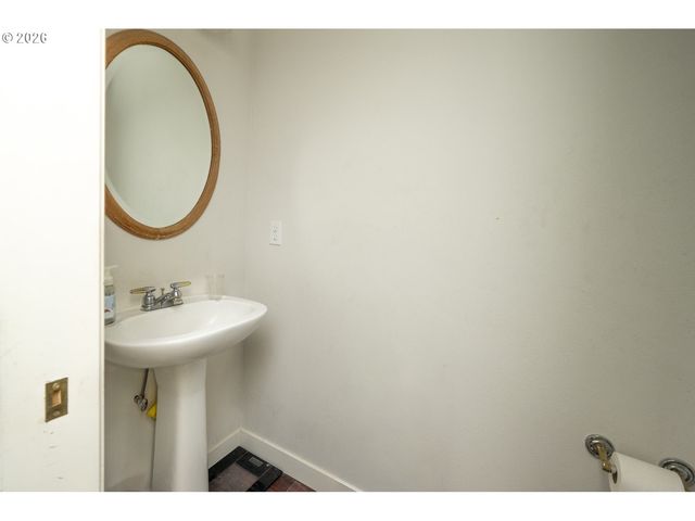 4235 Se ANDEREGG Loop, Portland, OR 97236
