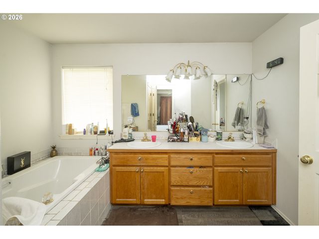 4235 Se ANDEREGG Loop, Portland, OR 97236
