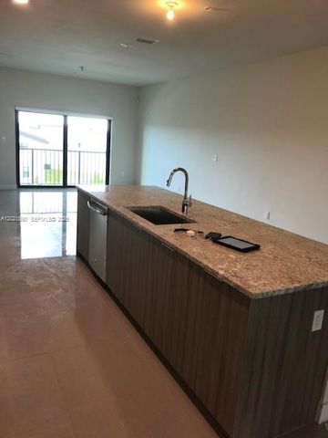 7805 NW 104 Ave 31, Doral, FL 33178