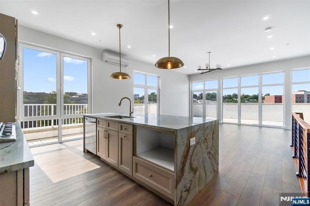 21 Lincoln Park 300, Newark, NJ 07102