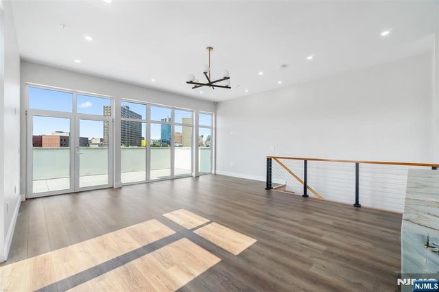 21 Lincoln Park 300, Newark, NJ 07102