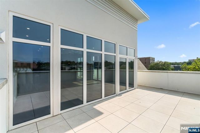 21 Lincoln Park 300, Newark, NJ 07102