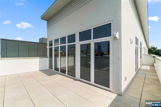 21 Lincoln Park 300, Newark, NJ 07102