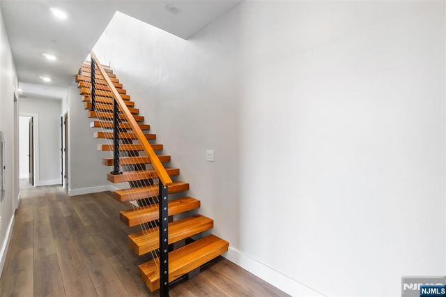 21 Lincoln Park 300, Newark, NJ 07102