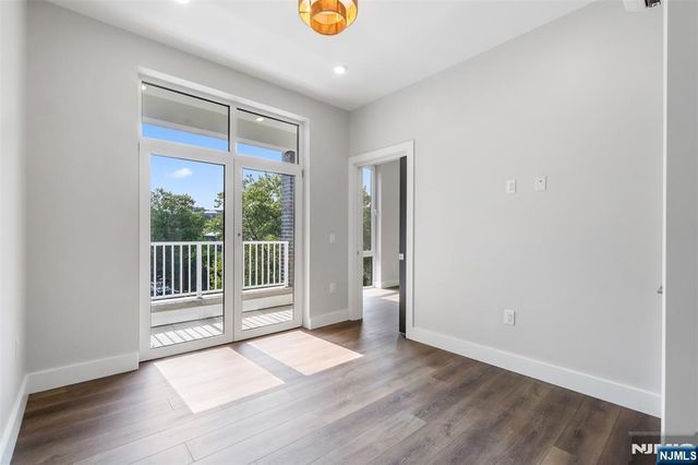 21 Lincoln Park 300, Newark, NJ 07102