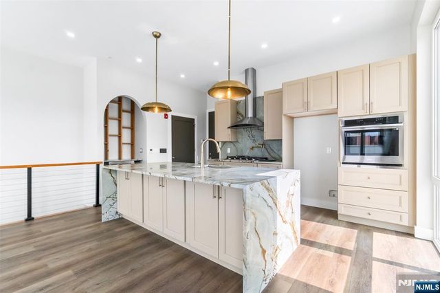 21 Lincoln Park 300, Newark, NJ 07102
