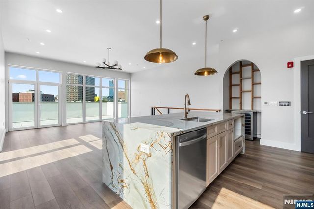 21 Lincoln Park 300, Newark, NJ 07102