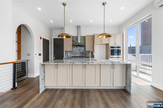 21 Lincoln Park 300, Newark, NJ 07102