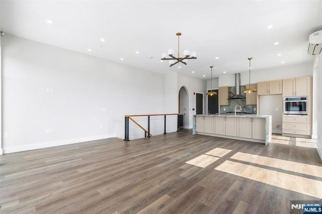 21 Lincoln Park 300, Newark, NJ 07102