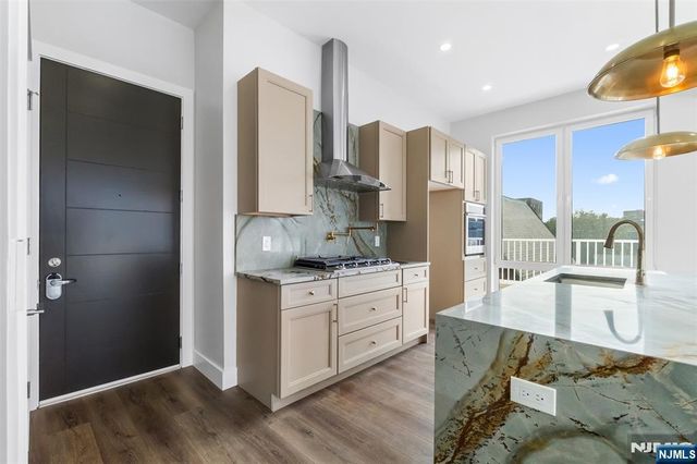 21 Lincoln Park 300, Newark, NJ 07102