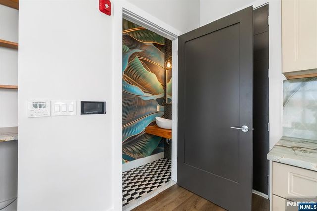 21 Lincoln Park 300, Newark, NJ 07102