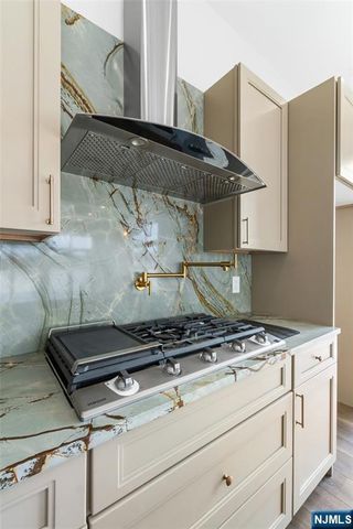 21 Lincoln Park 300, Newark, NJ 07102