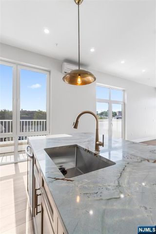 21 Lincoln Park 300, Newark, NJ 07102