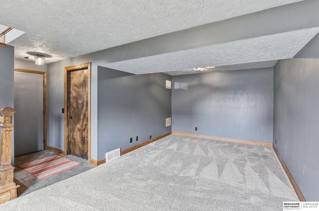 6213 N 80th Street, Omaha, NE 68134