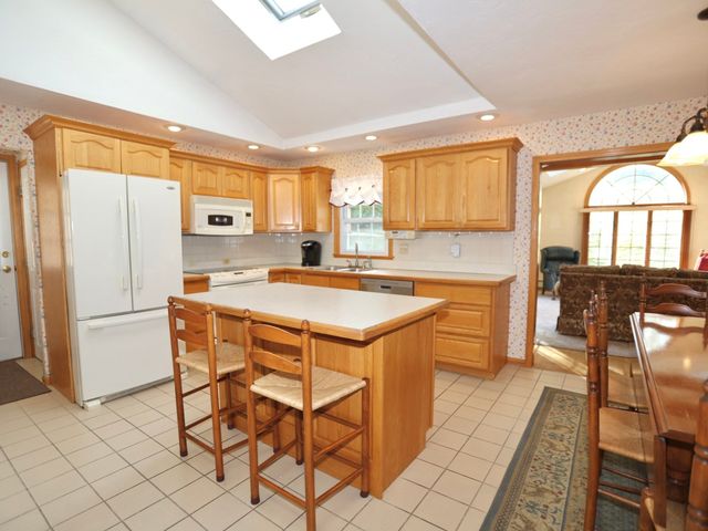 16 Hycrest Dr, Worcester, MA 01606