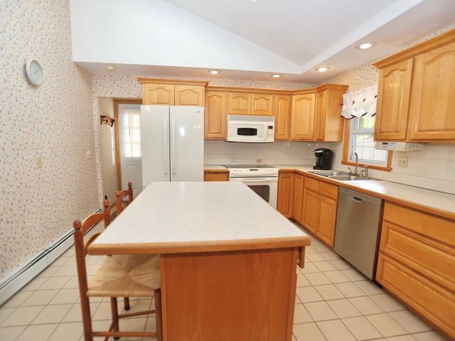 16 Hycrest Dr, Worcester, MA 01606