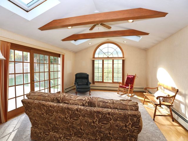 16 Hycrest Dr, Worcester, MA 01606