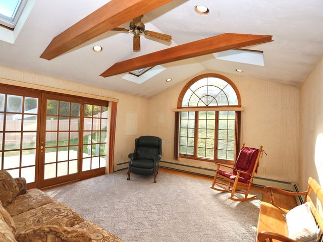 16 Hycrest Dr, Worcester, MA 01606