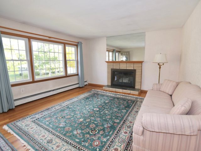 16 Hycrest Dr, Worcester, MA 01606