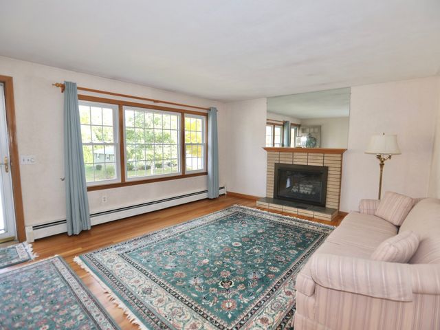 16 Hycrest Dr, Worcester, MA 01606