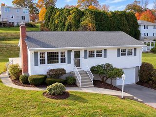 16 Hycrest Dr, Worcester, MA 01606