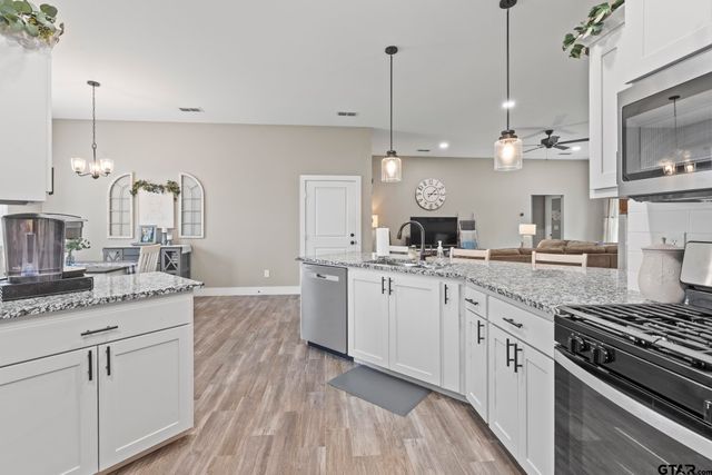 16022 Crossing Cir, Lindale, TX 75771
