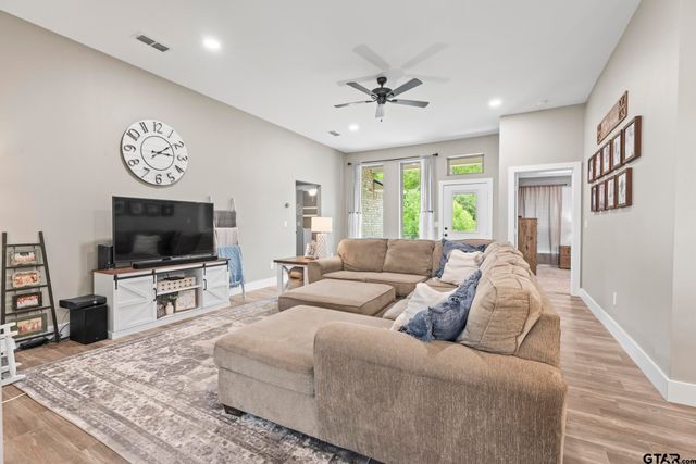 16022 Crossing Cir, Lindale, TX 75771