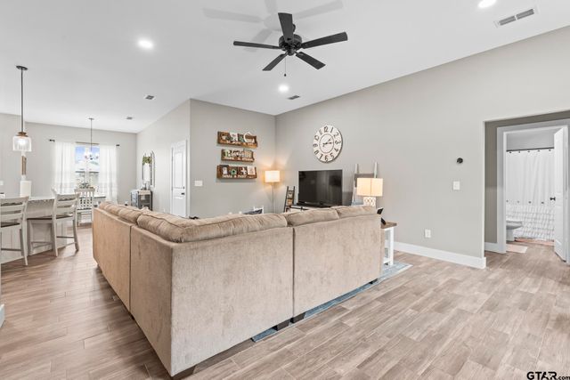 16022 Crossing Cir, Lindale, TX 75771
