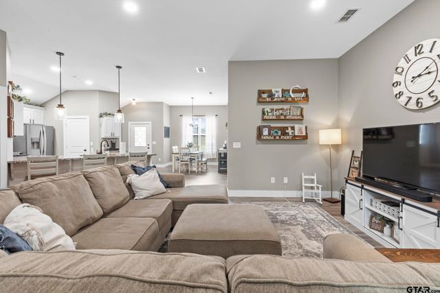 16022 Crossing Cir, Lindale, TX 75771
