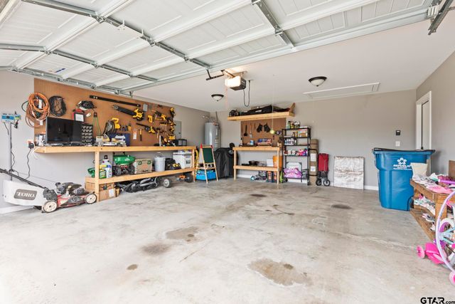 16022 Crossing Cir, Lindale, TX 75771