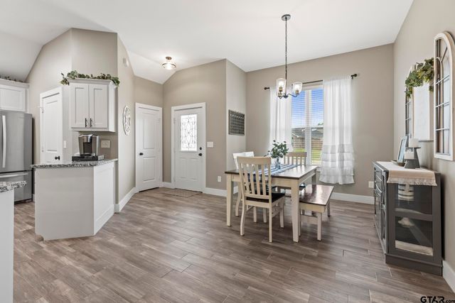 16022 Crossing Cir, Lindale, TX 75771