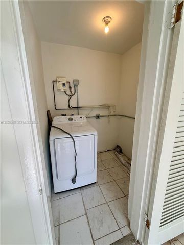 341 Aladdin St, Opa-locka, FL 33054