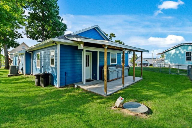 400 E Woodland Shores Drive, Point Blank, TX 77364