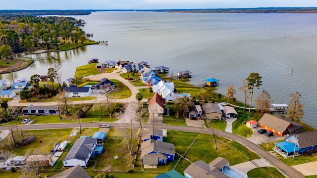 400 E Woodland Shores Drive, Point Blank, TX 77364