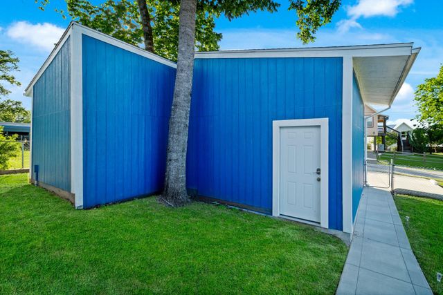 400 E Woodland Shores Drive, Point Blank, TX 77364