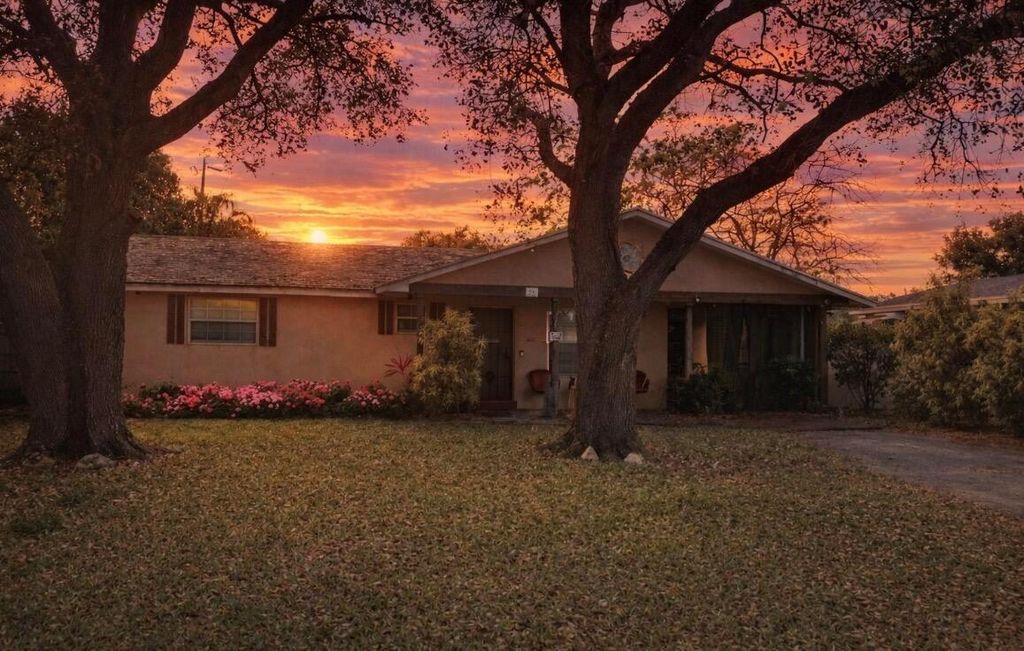 823 Lynnwood Drive, Lake Worth Beach, FL 33461