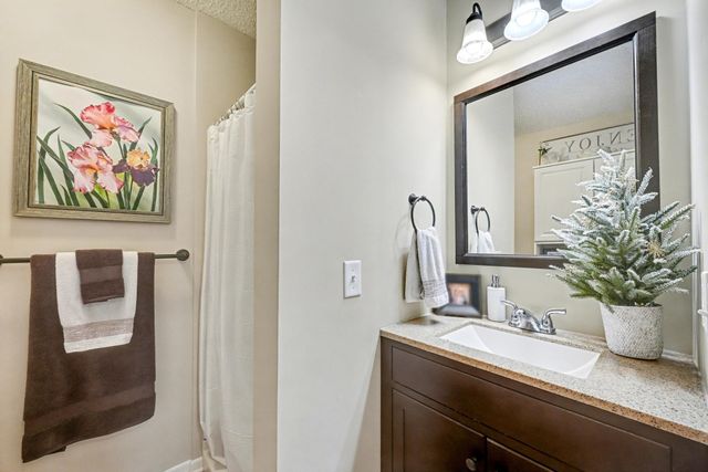 8940 Neill Lake Road 132, Eden Prairie, MN 55347