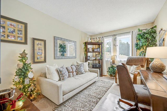 8940 Neill Lake Road 132, Eden Prairie, MN 55347